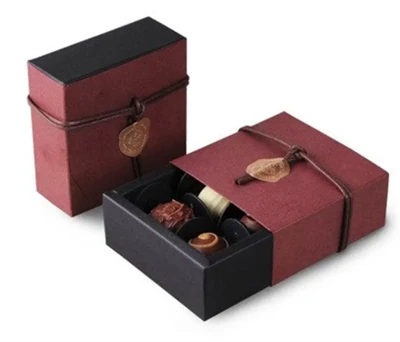 Processo di produzione di scatole da regalo al cioccolato nella fabbrica di s...